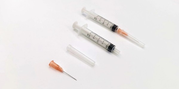 男子用兩個(gè)注射器自做開(kāi)關(guān)燈神器