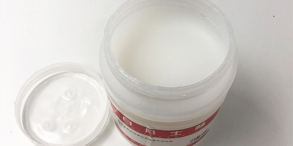 白凡士林油膏：護(hù)膚界的萬金油，一瓶搞定多種問題