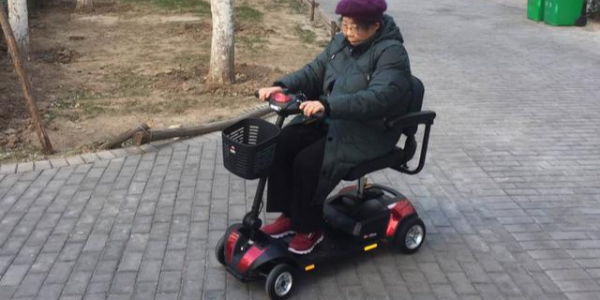 老年人電動(dòng)輪椅和智能代步車如何選擇